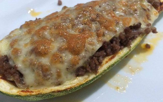 Abobrinha recheada com carne moída