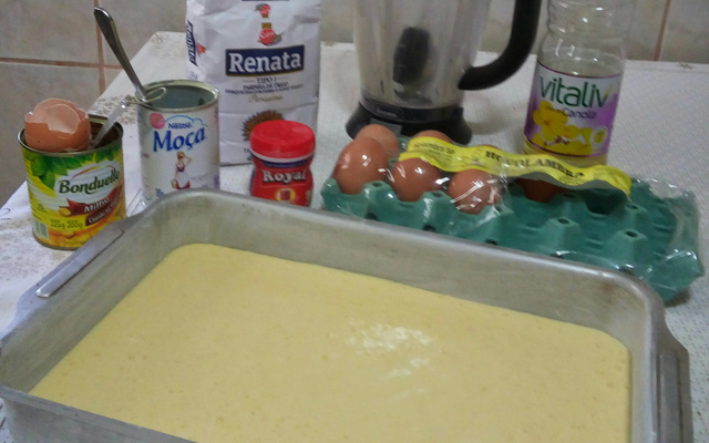 Bolo de milho sem açúcar com leite condensado