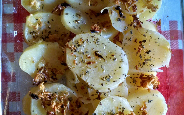 Batata assada com alho e azeite