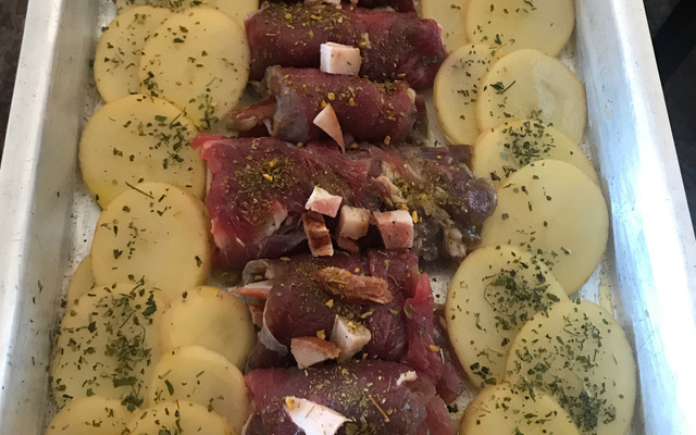 Carne assada enrolada com bacon