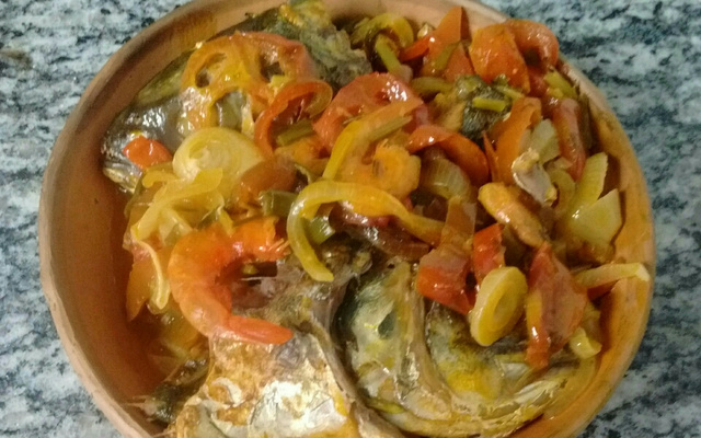 Moqueca bahiana de peixe com camarão seco