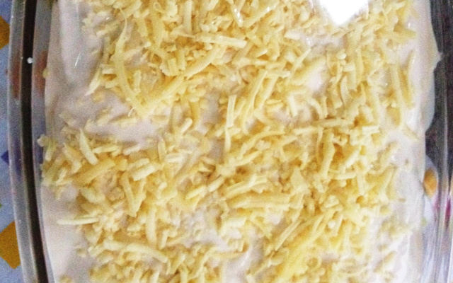 Torta assada de pão de fôrma recheada com creme de milho e frango