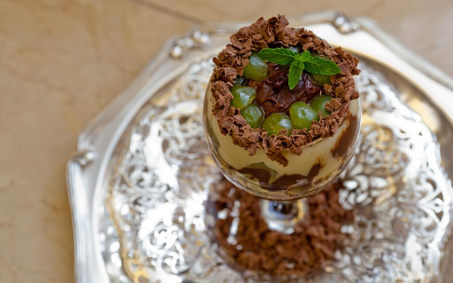 Bombom de uva na travessa