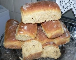 Pão caseiro com grãos e mel