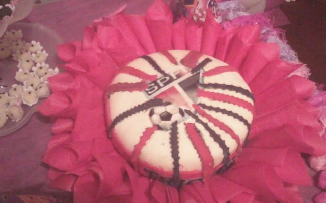 Bolo de chocolate com mousse branca e morangos