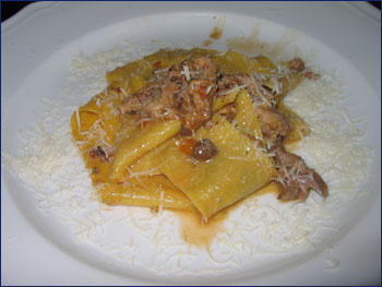 Papardelle com filé de frango e quatro queijos