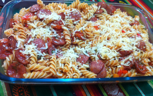 Fusili ao molho de calabresa e tomates