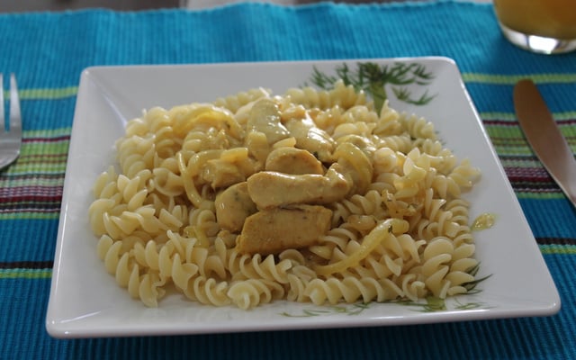 Macarronada ao molho branco com cubos de frango
