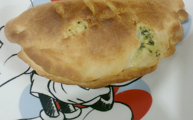Empanada de queijo com espinafre