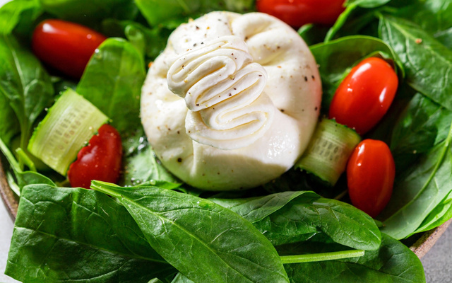 Burrata gratinada com espinafre