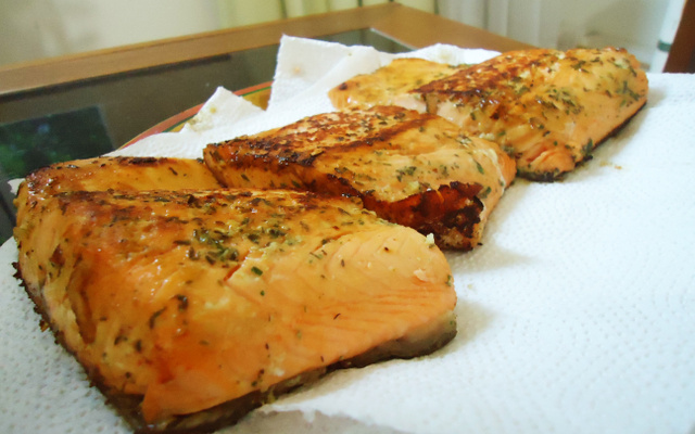 Salmão grelhado temperado no molho de ervas