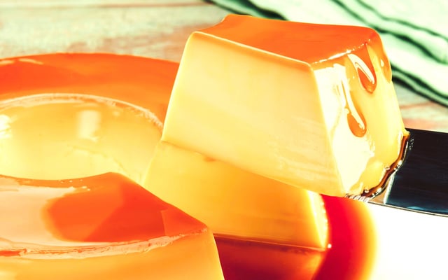 Pudim de leite condensado sem furinho com fatia cortada