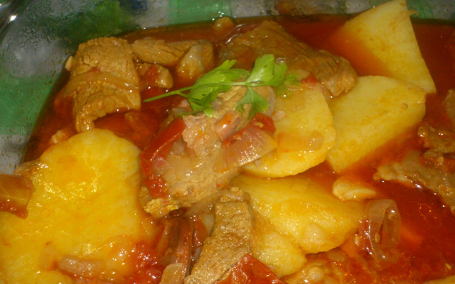 Bifinhos com cebolada em caldeirada