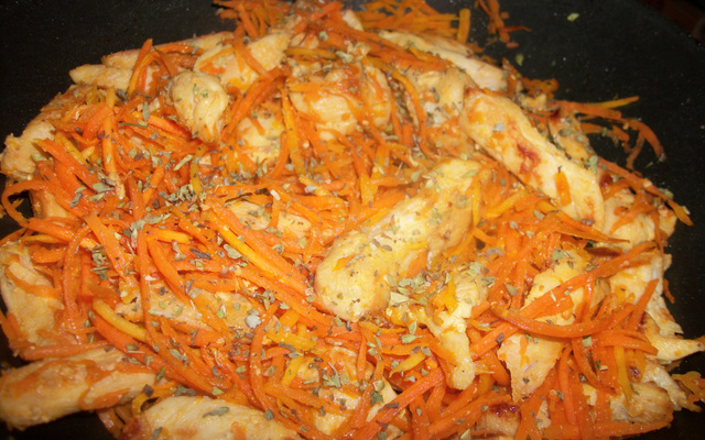 Filé de frango com cenoura ralada da Marron