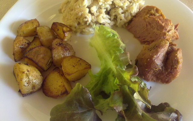 Assado de porco com batatinhas sofisticadas