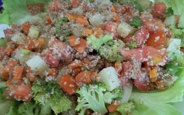Salada de triguilho (trigo para quibe) e legumes
