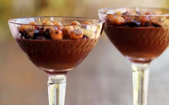 Mousse de chocolate com café na taça com avelãs