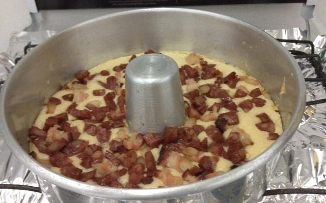 Torta de bacon com calabresa
