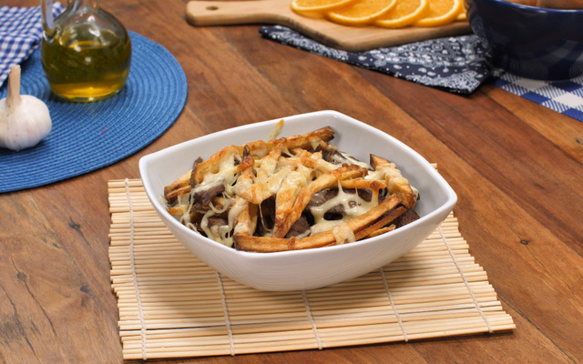 Carne com batata e queijo