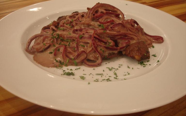 Bife acebolado com molho à Argentina