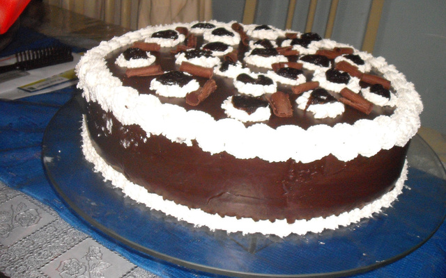 Bolo de chocolate com ameixa