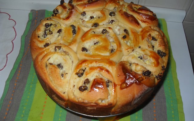 Pão doce recheado com ricota e uvas passas