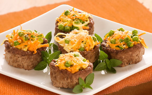 Cestinhas de carne com recheio de legumes