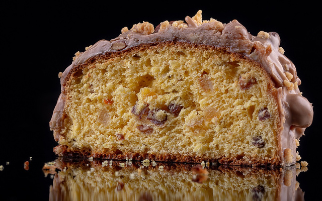 Bolo de amêndoas com calda de cacau