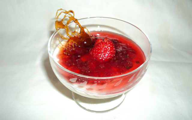 Flan de baunilha com calda de morango e vinho do porto