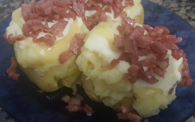 Batata assada e recheada