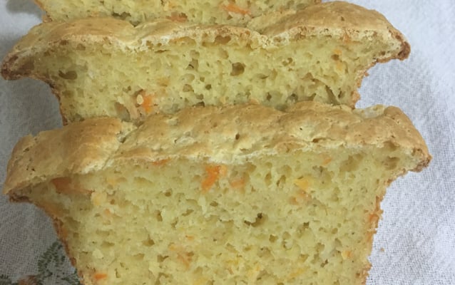Pão sem glúten com cenoura e cebola na máquina de pão