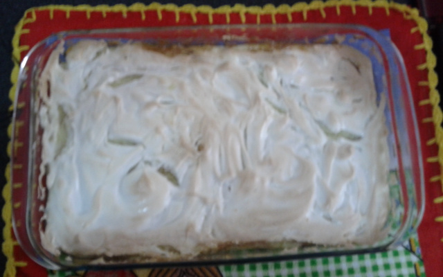 Torta de banana com suspiro