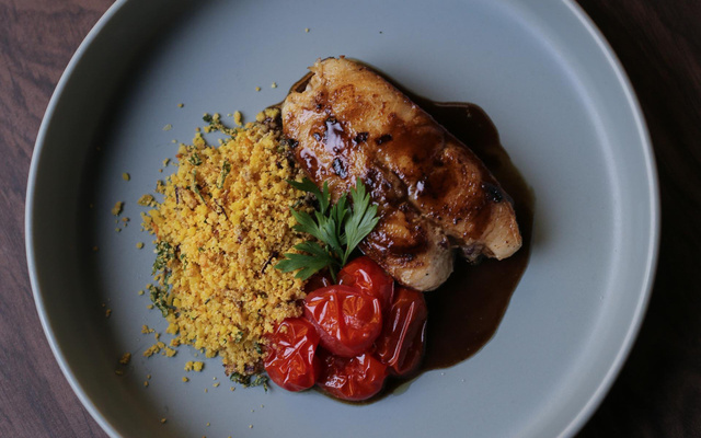 Posta de Robalo com Molho de Tucupi Preto e Farofa Crocante com Tomate Confit