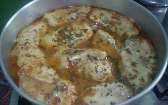 Frango grelhado coberto com mussarela