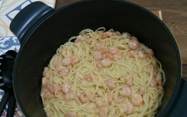 Camarão refogado no alho e creme de leite fresco