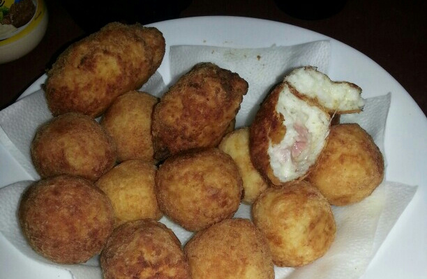 Bolinho de arroz com batata recheado de queijo