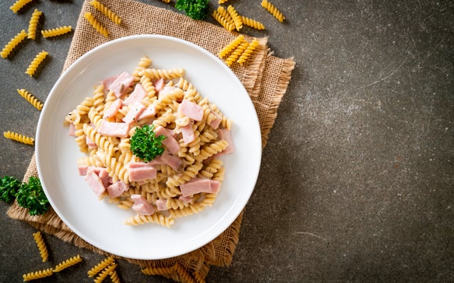 Macarrão com presunto e mussarela