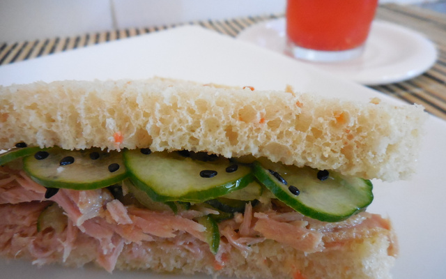Sanduíche de filé de atum e salada de pepino (sunomono)