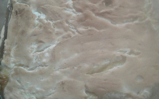 Chico balanceado com banana