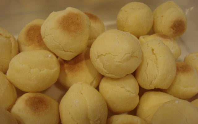 Bolinhos de polvilho (pão-de-queijo)