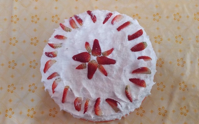 Bolo com doce de leite e morango da Tamy