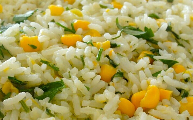 Arroz branco com milho verde