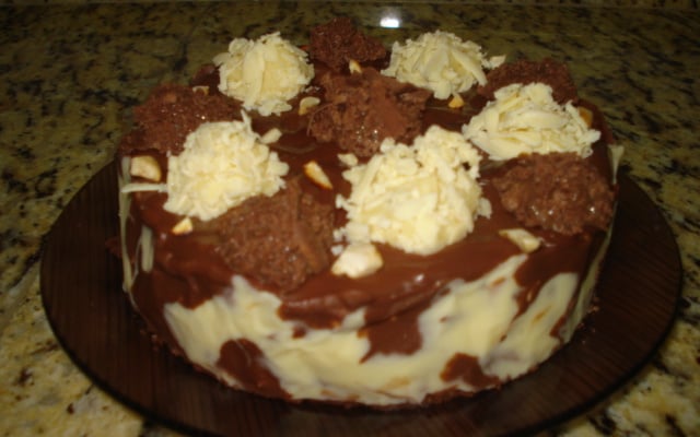 Bolo trufado de brigadeiro branco e preto