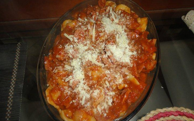 Capelleti ao molho de calabresa e manjericão