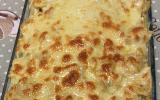 Macarrão ao molho branco e frango desfiado