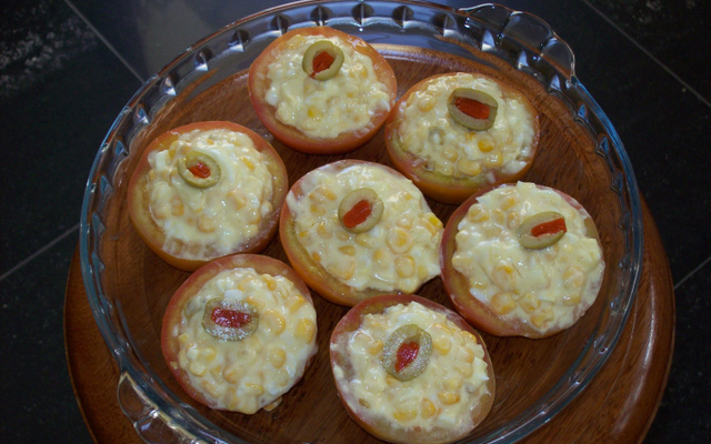 Tomate recheado com milho