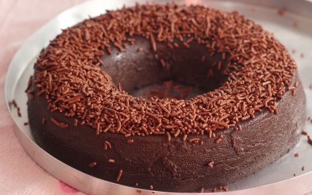 Doce brigadeirão grande em formato de pudim com granulado