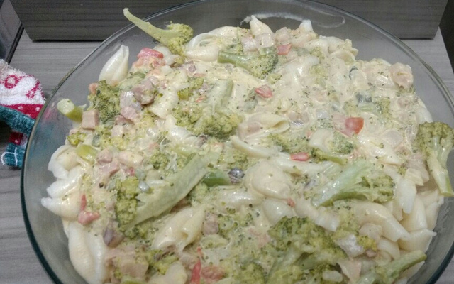 Macarrão com brócolis e creme branco
