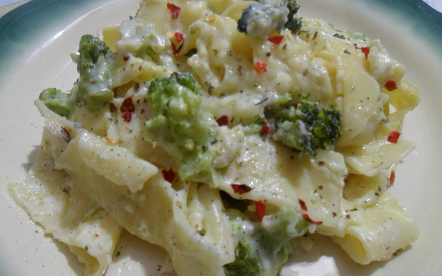 Parpadelle ao molho de brócolis.