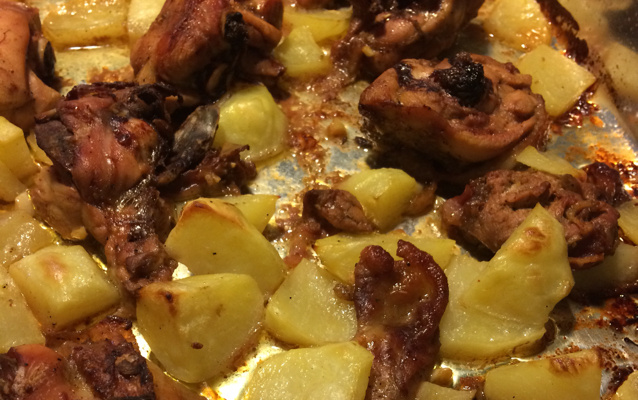 Frango a passarinho com batatas coradas